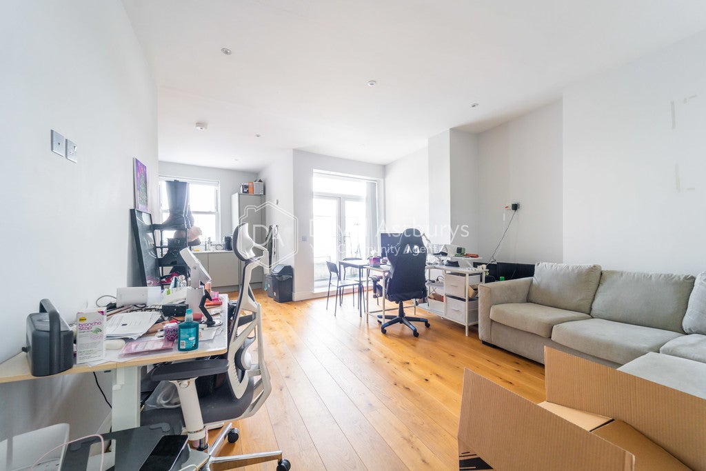 Flat Leighton Road in Greater London