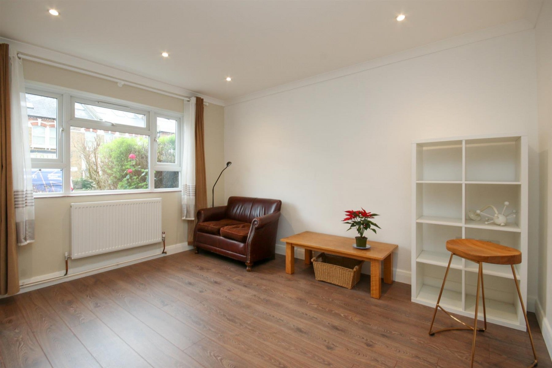 Flat Trinder Road in Greater London