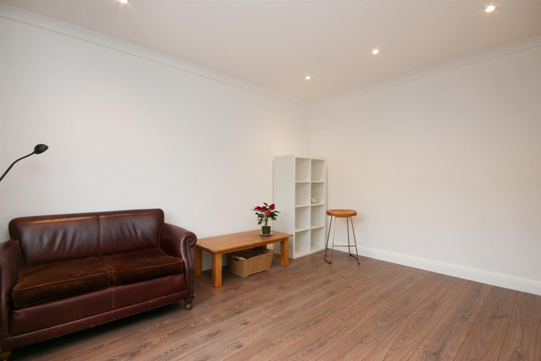 Flat Trinder Road in Greater London