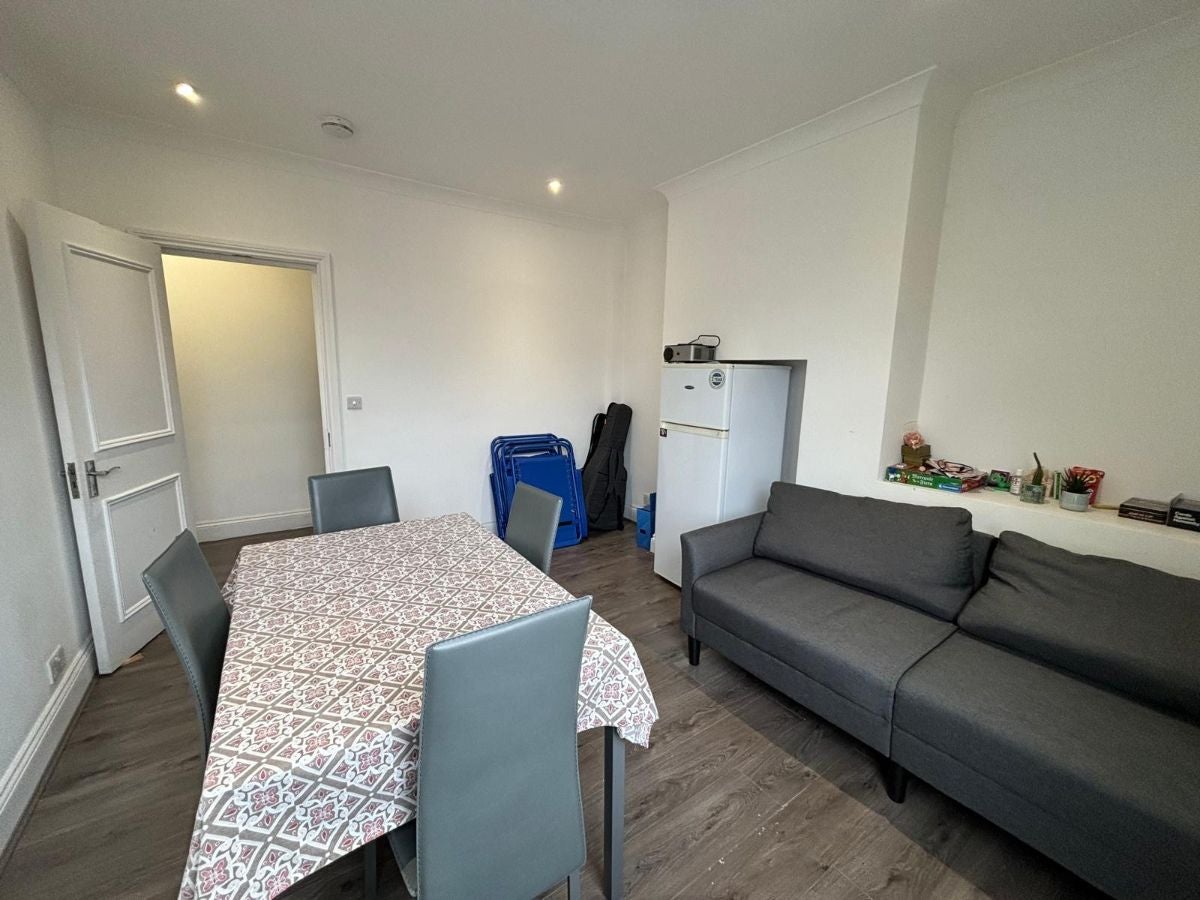 Room Kilburn High Road in Greater London