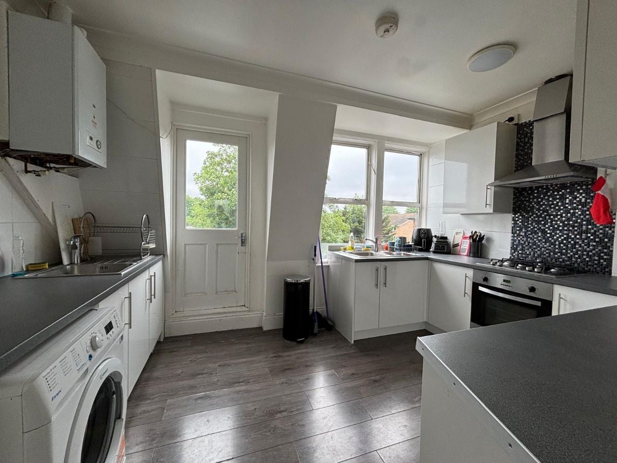 Room Kilburn High Road in Greater London