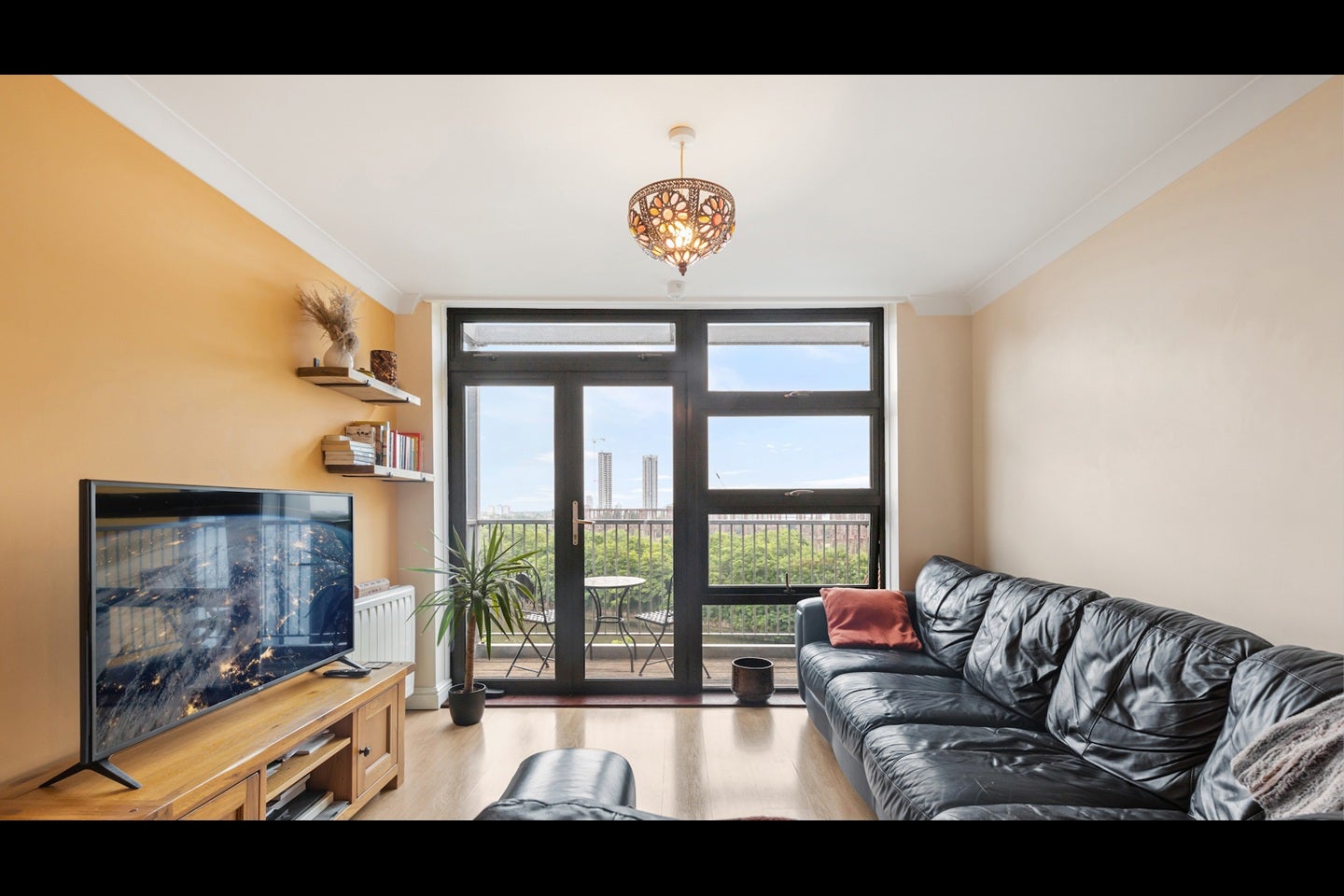 Flat Maltings Close in Greater London