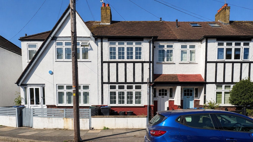 House Chase Side Avenue in Greater London