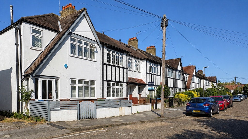 House Chase Side Avenue in Greater London