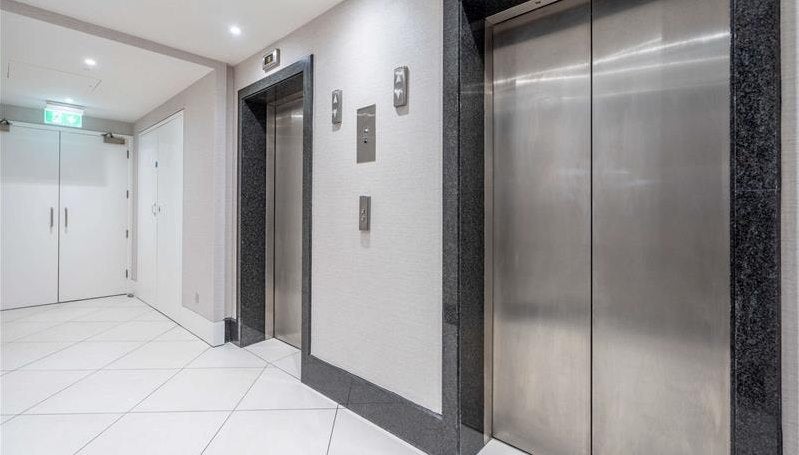 Flat Westferry Circus in Greater London