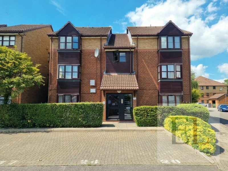 Flat Conifer Way in Greater London