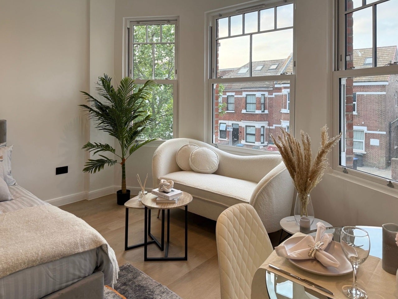 Room Melrose Avenue in Greater London