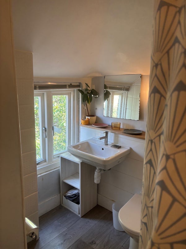 Flat Scout Lane in Greater London