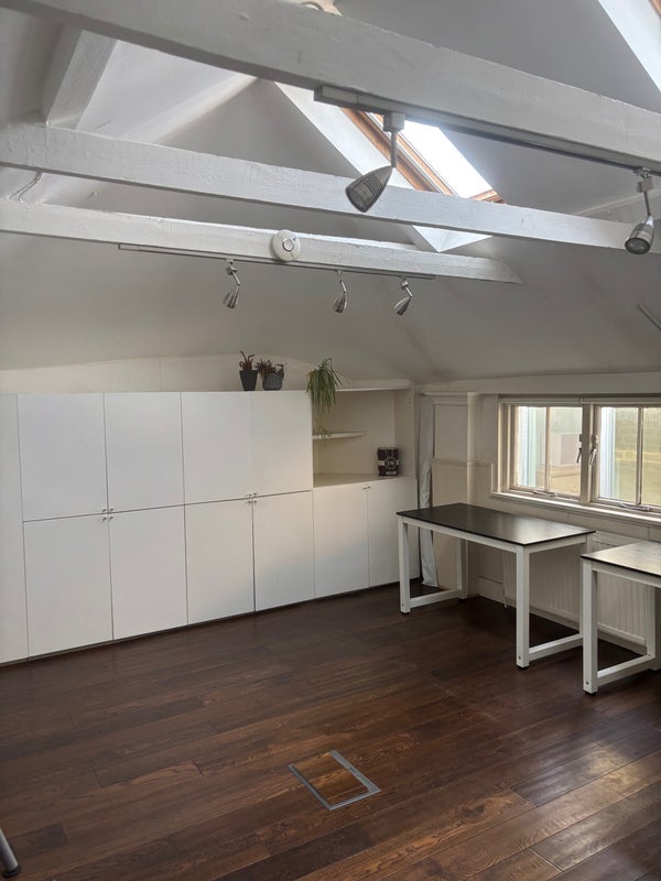 Flat Scout Lane in Greater London