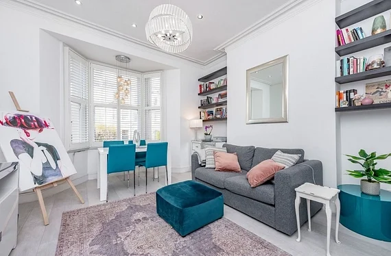 Flat Harwood Road in Greater London