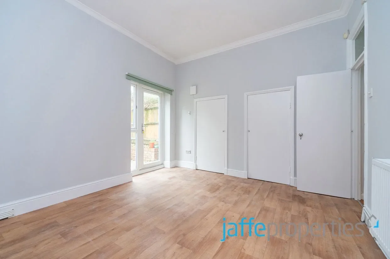 Flat West End Lane in Greater London