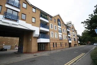 Flat Lady Booth Road in Greater London