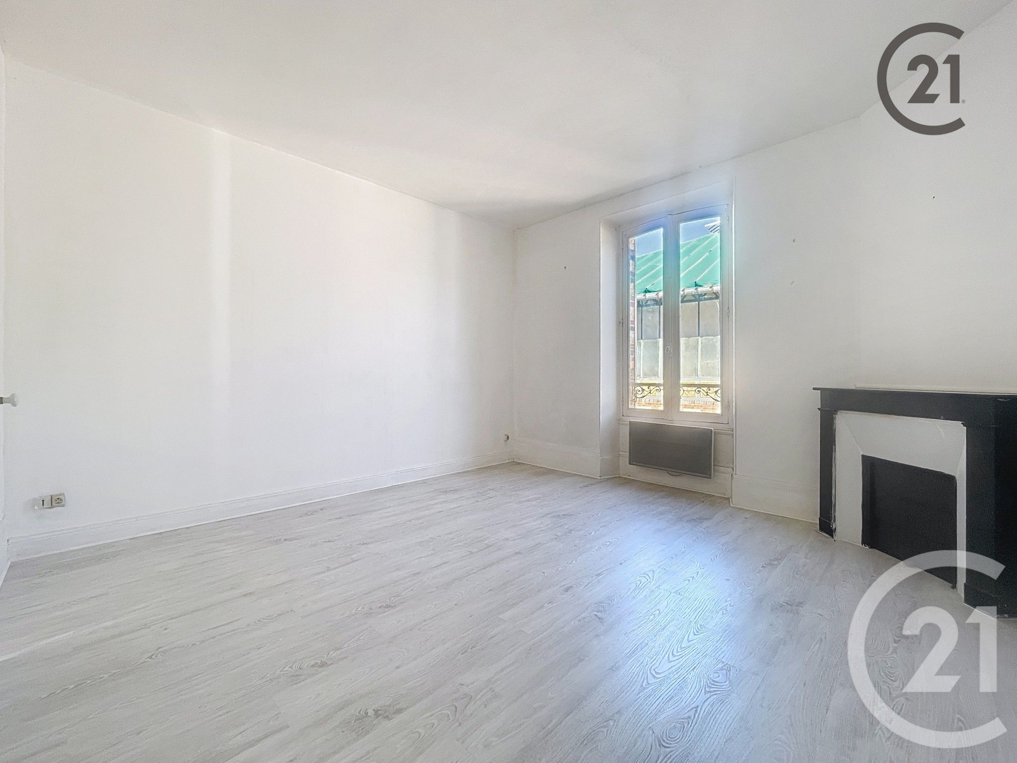 Appartement Place Briard à Villeneuve-sur-Yonne