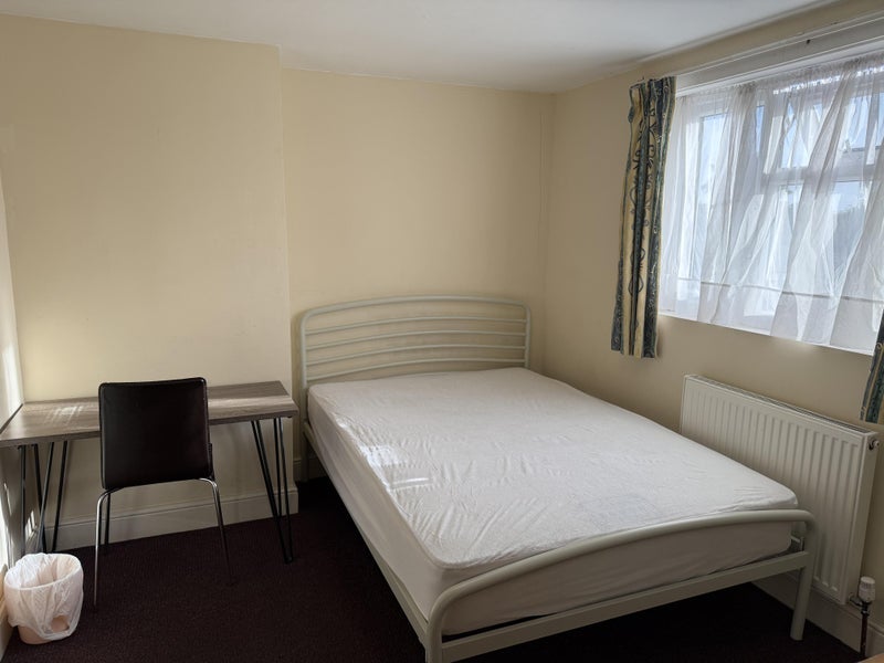 Room Saint Andrews Road in Greater London