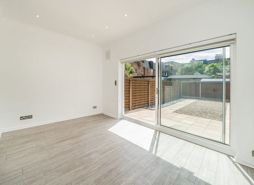House Belsize Avenue in Greater London