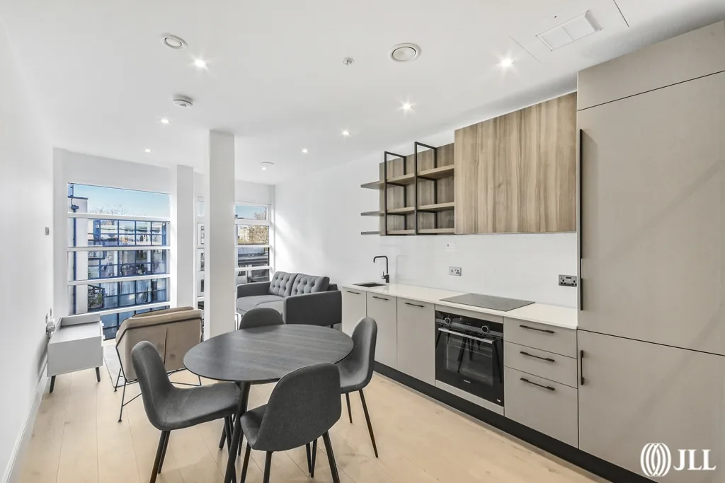 Flat Houghton Square in Greater London