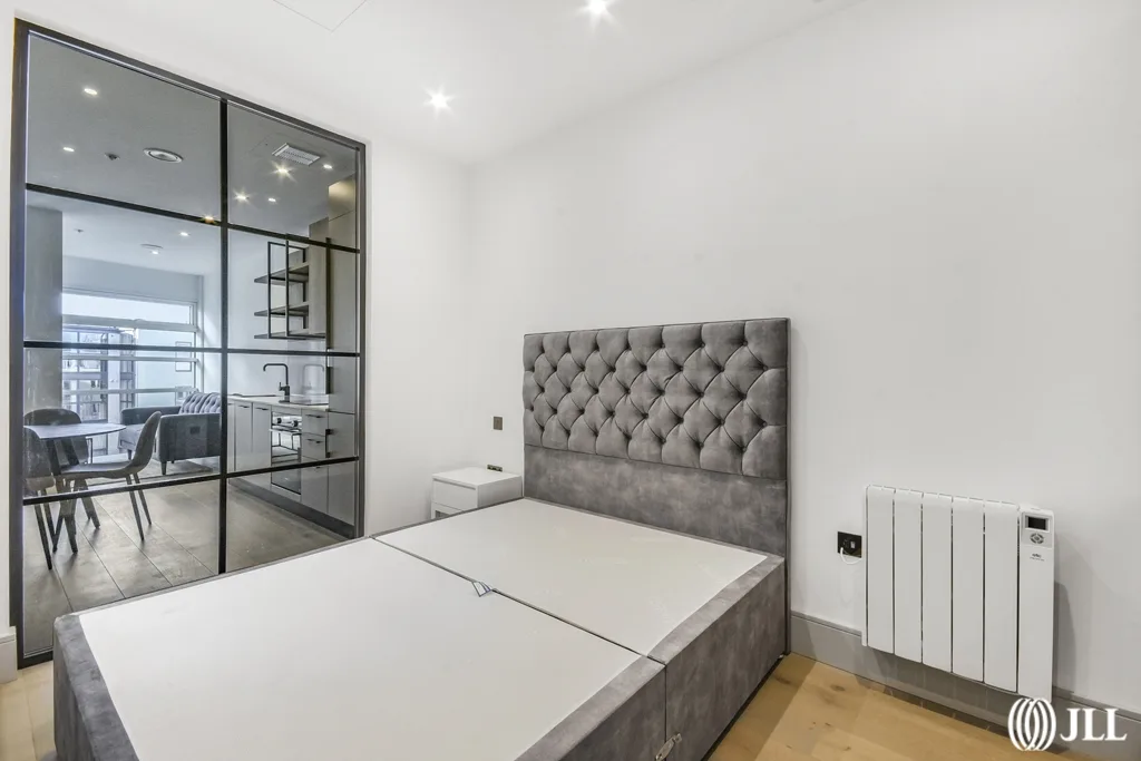 Flat Houghton Square in Greater London