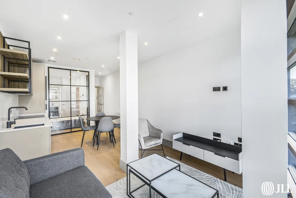 Flat Houghton Square in Greater London