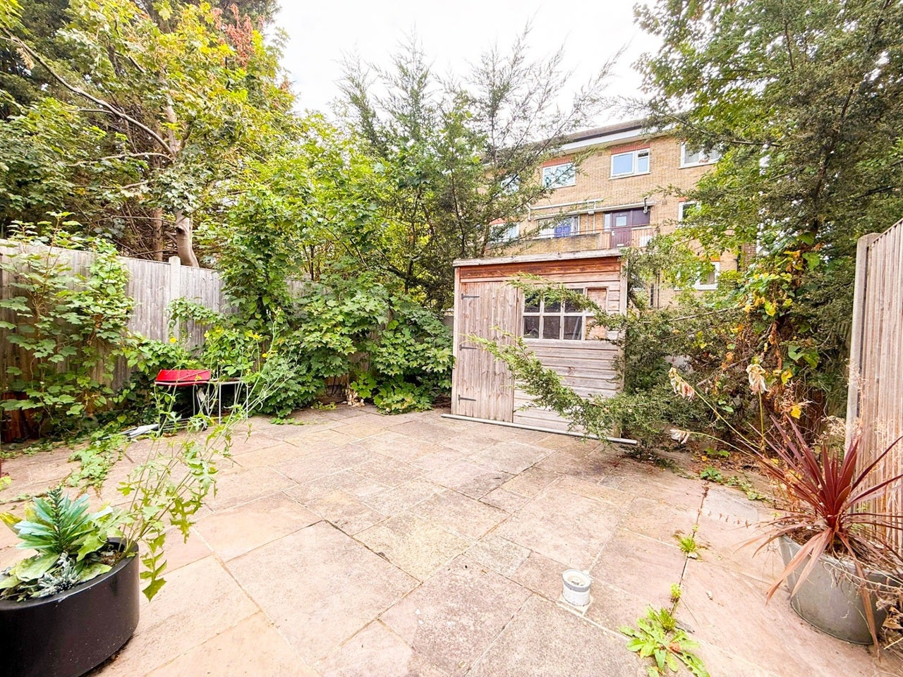 Flat Hermitage Road in Greater London