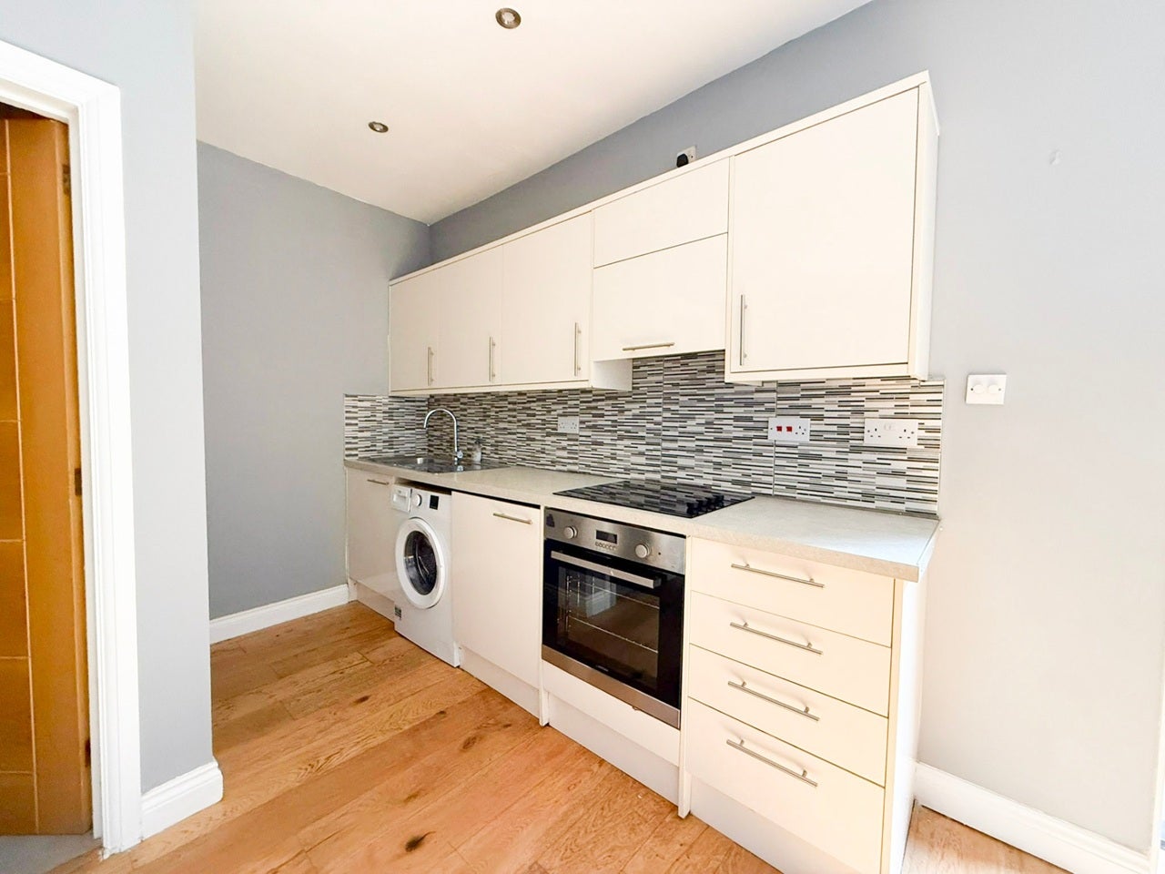 Flat Hermitage Road in Greater London