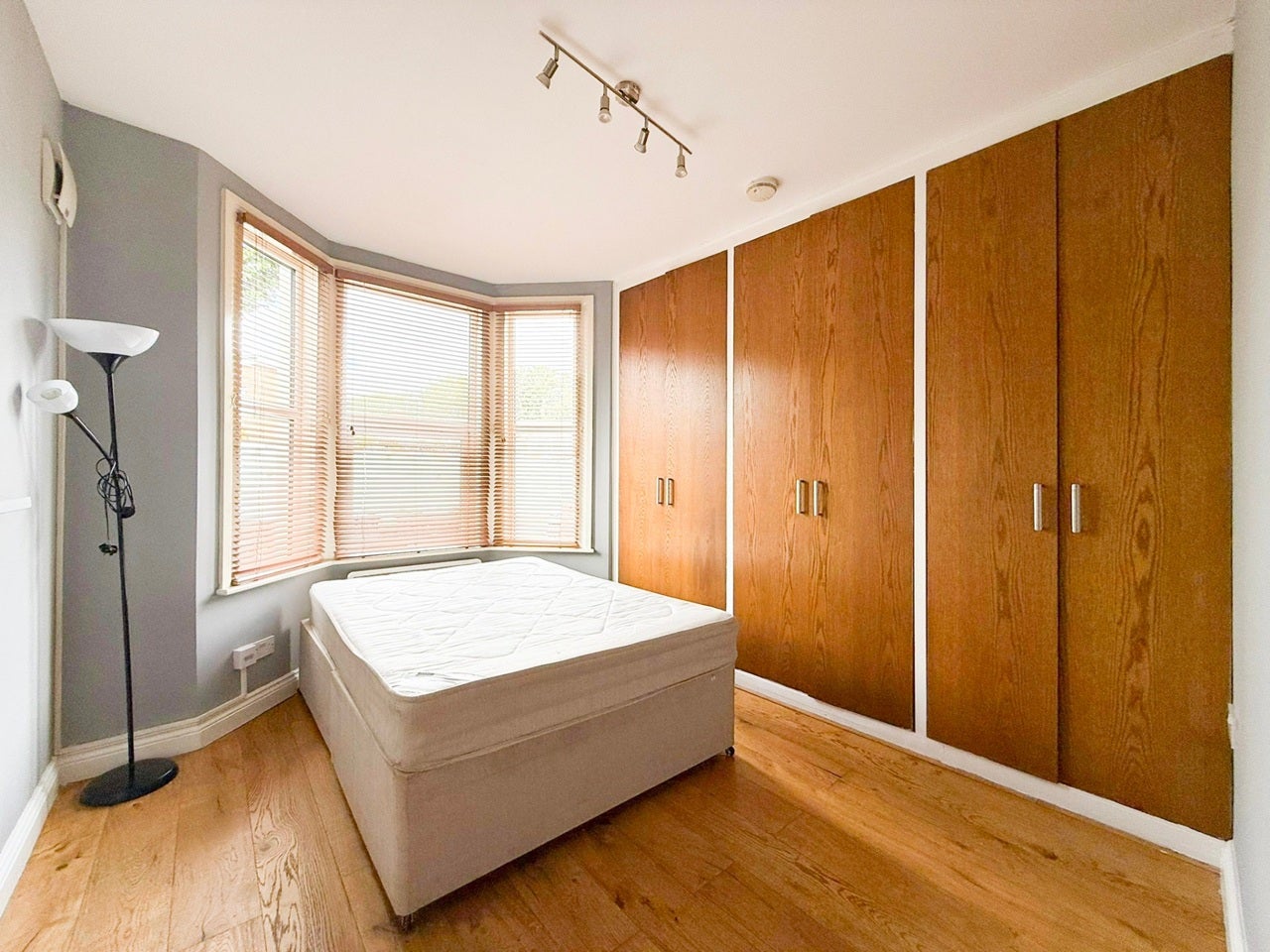 Flat Hermitage Road in Greater London