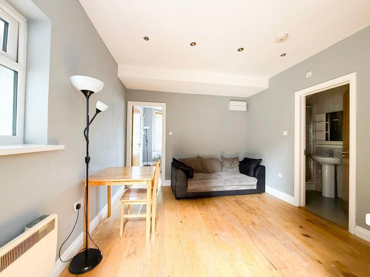 Flat Hermitage Road in Greater London