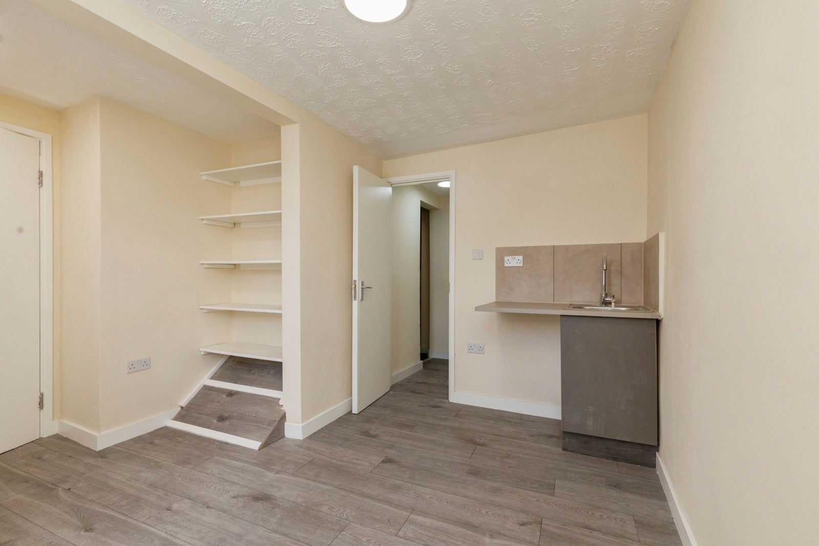 Flat Easton Road in Bristol
