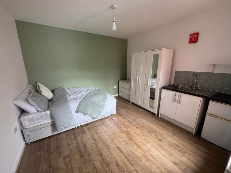 Room Ashburnham Road in Luton