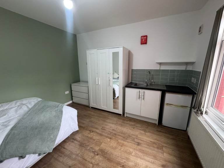 Room Ashburnham Road in Luton