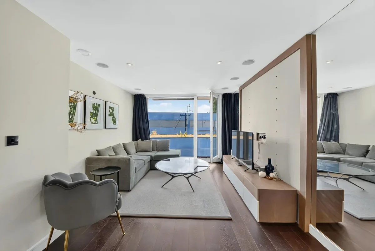 Flat Gatliff Road in City of Westminster