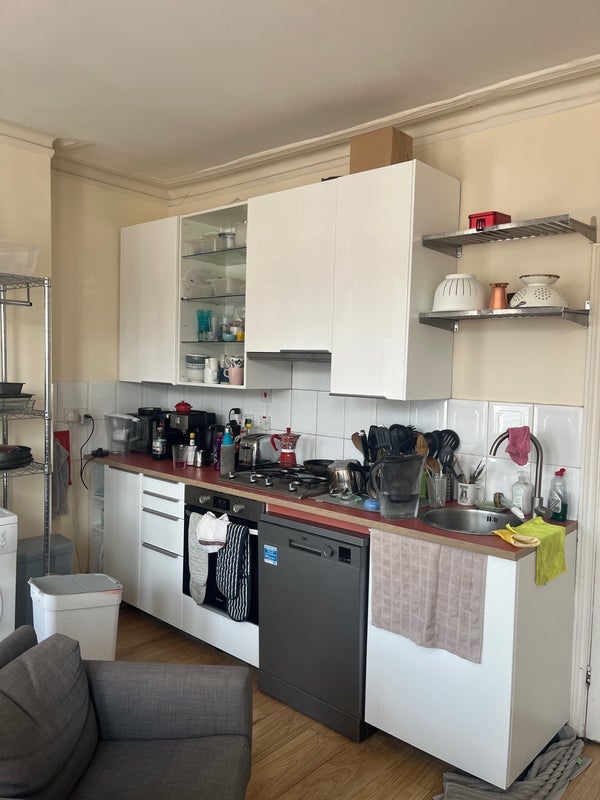 Room Whymark Avenue in Greater London