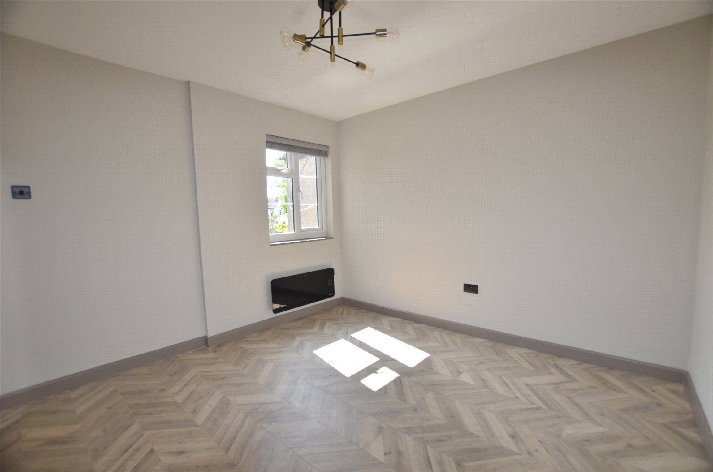 Flat Ace Parade in Greater London