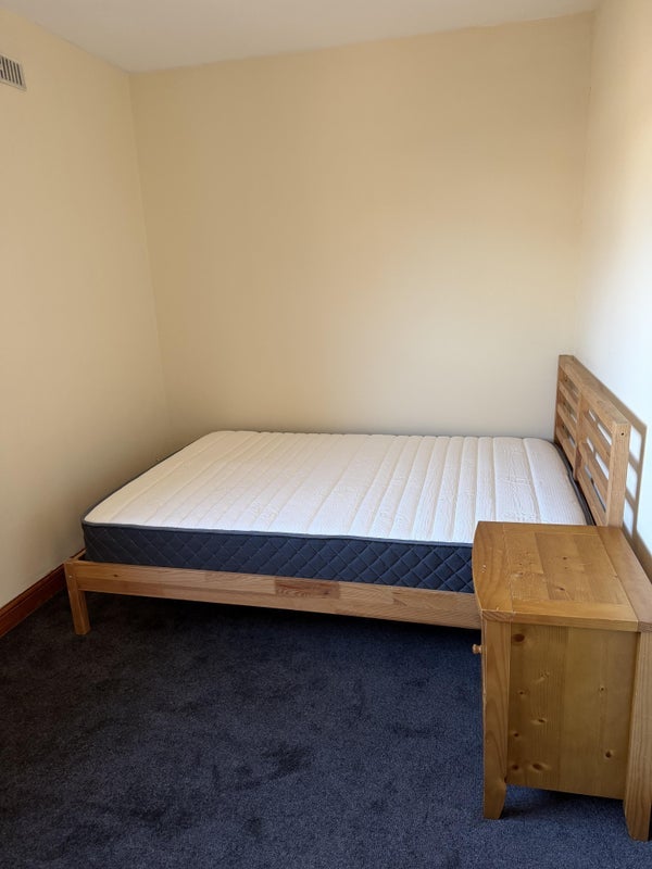Room Yew Tree Road in Manchester