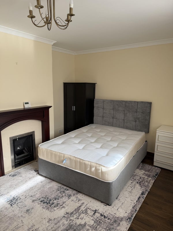 Room Yew Tree Road in Manchester