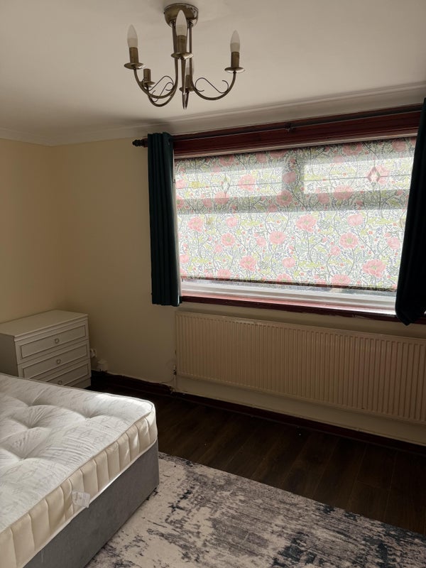 Room Yew Tree Road in Manchester