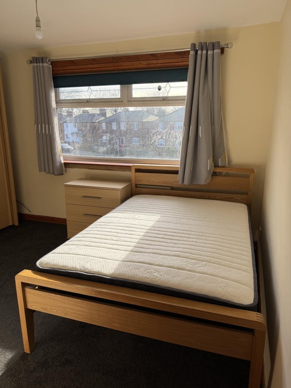 Room Yew Tree Road in Manchester