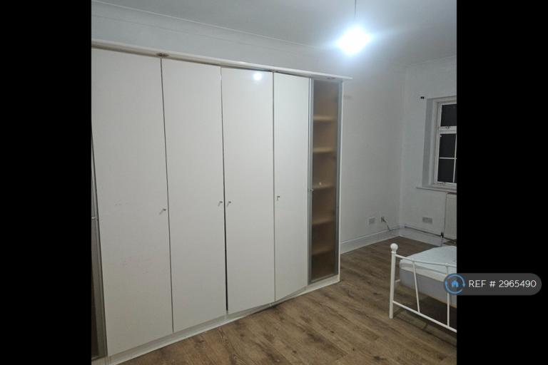 Flat Frimley Road in Greater London