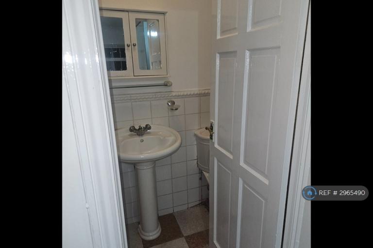Flat Frimley Road in Greater London