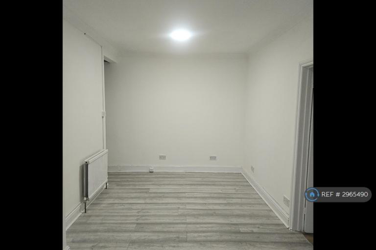 Flat Frimley Road in Greater London