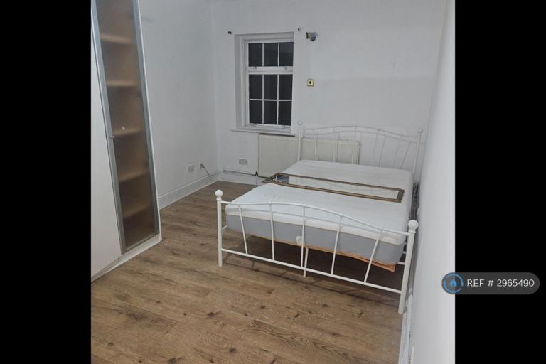 Flat Frimley Road in Greater London