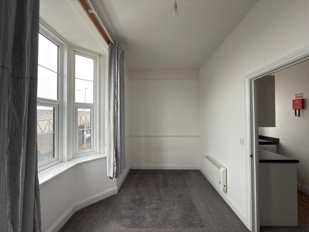 Flat Midland Road in Bedford