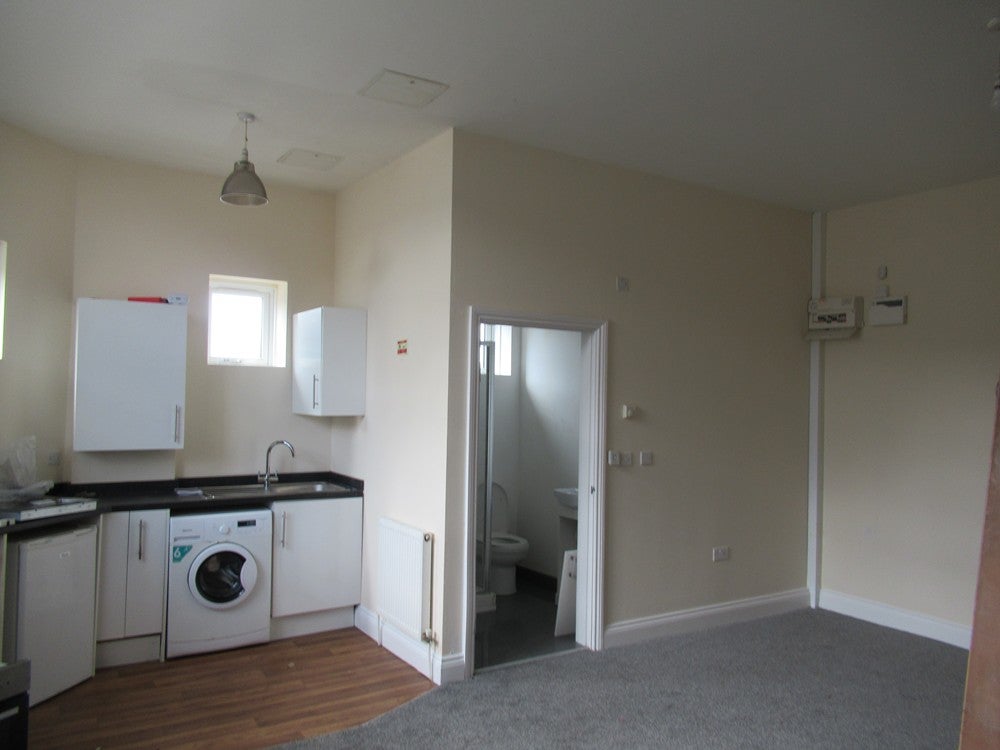 Flat Midland Road in Bedford