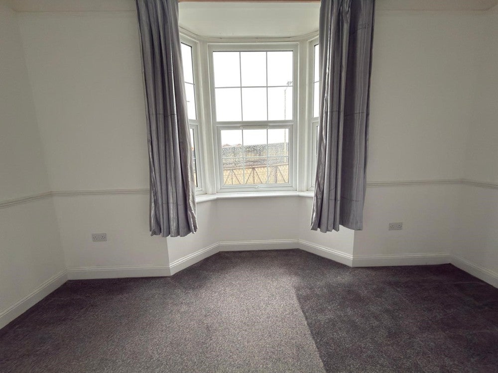 Flat Midland Road in Bedford