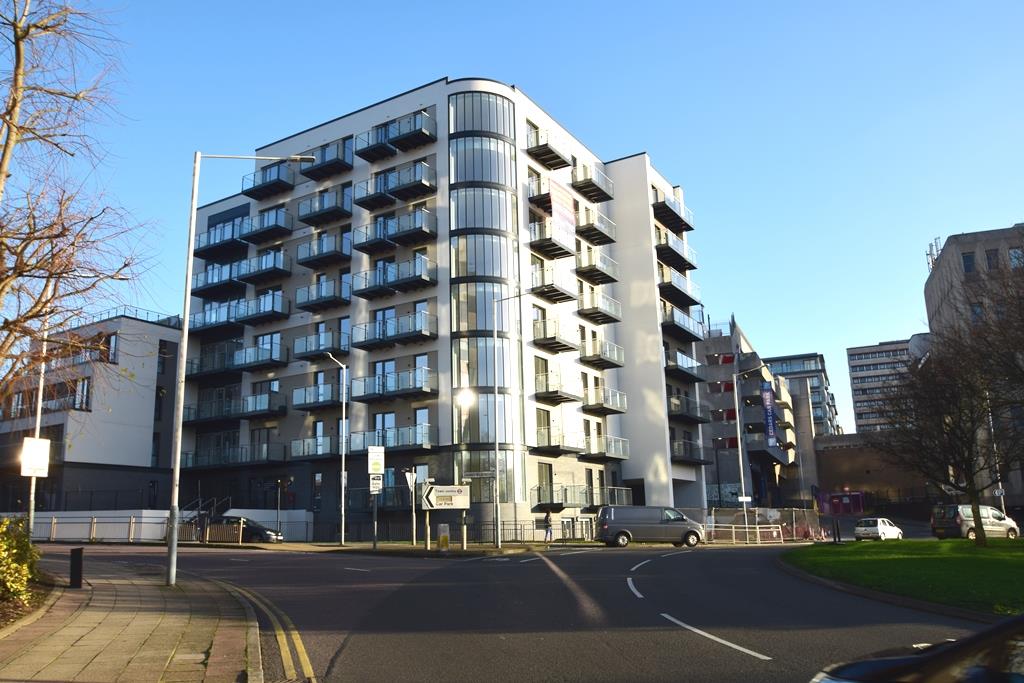Flat Bawtree Road in Greater London