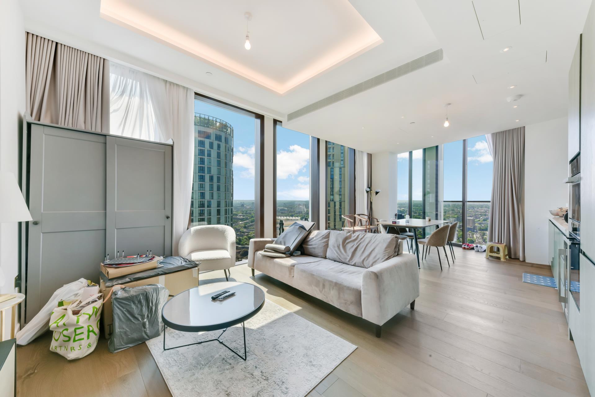 Flat Carnation Way in Greater London