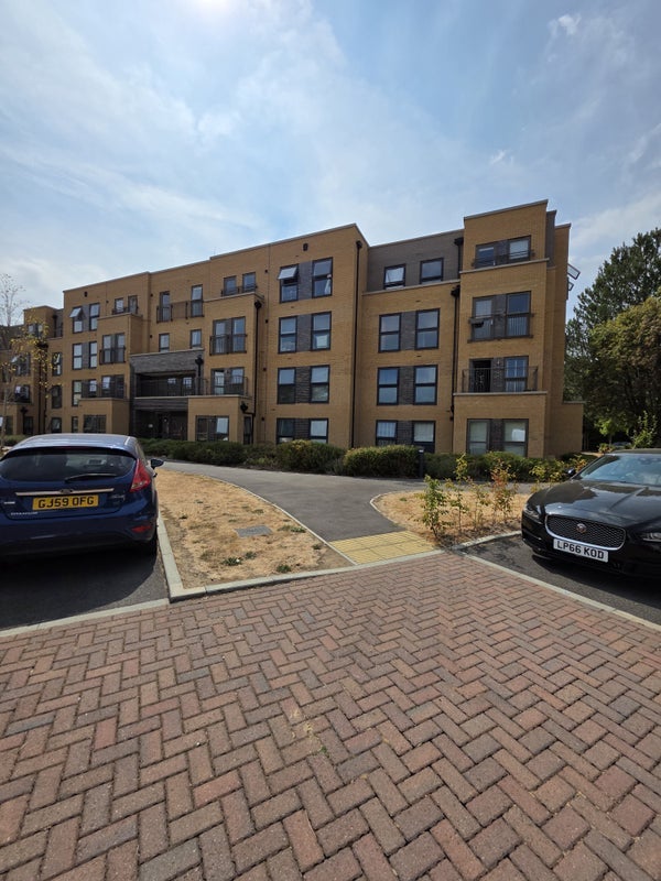 Room Wyeth Close in Burnham
