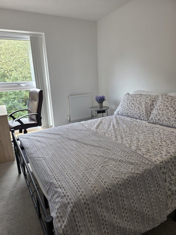 Room Wyeth Close in Burnham