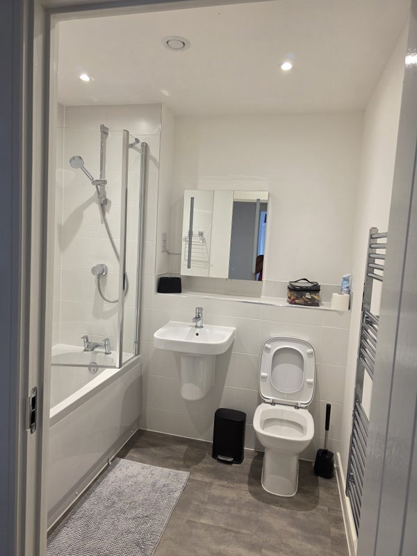Room Wyeth Close in Burnham