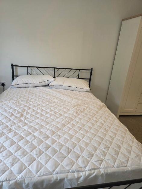Room Wyeth Close in Burnham