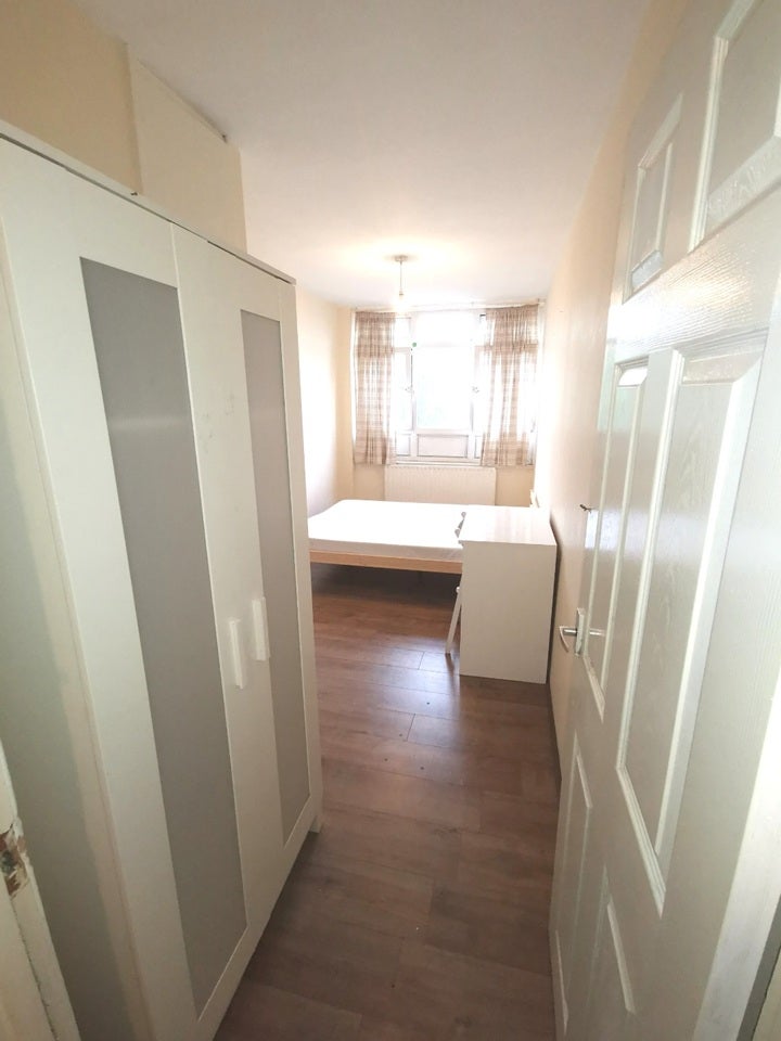 Room Manchester Road in Greater London